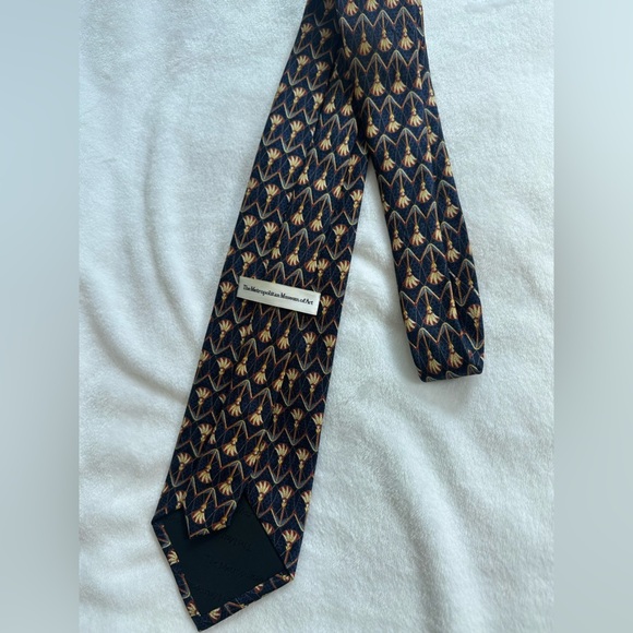 The Metropolitan Museum of Art silk tie vintage vibes - Picture 4 of 7